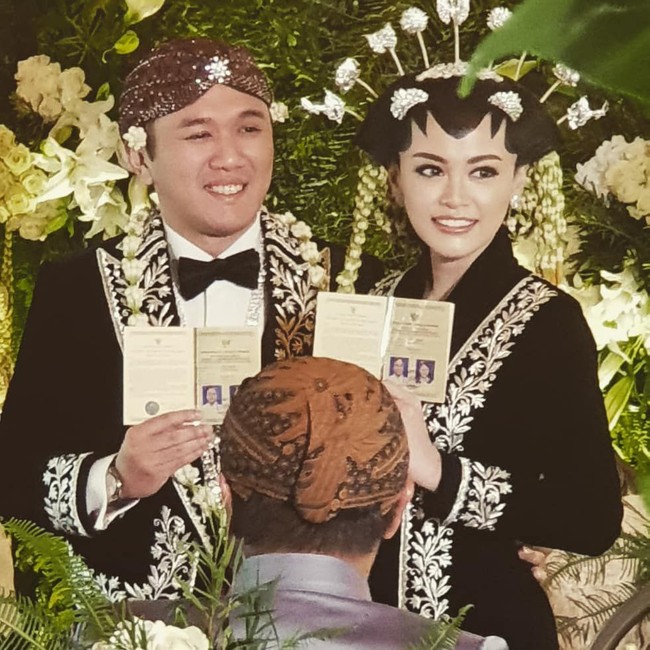 Adri Martowardojo, putra mantan Gubernur BI Agus Martowardojo resmi menikahi pujaan hatinya, Elsa Tadjudin. Pernikahan mewah yang diselenggarakan di Hotel The Sultan, Jakarta pada Minggu (15/12/2019) ini mengusung tema adat Jawa. Foto: Instagram