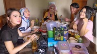 Cukup dengan makan siang sederhana, asalkan bersama teman-temannya, Jenita sudah merasa bahagia. Tak ketinggalan dengan minuman teh hangat tawar. Foto: Instagram @jenitajanet