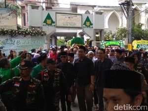 Diiringi Selawat dan Tahlil, Ribuan Pelayat Antar Pemakaman Gus Hilman