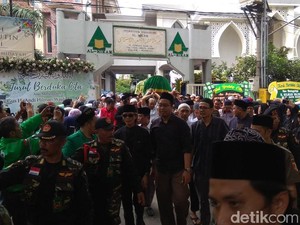 Diiringi Selawat dan Tahlil, Ribuan Pelayat Antar Pemakaman Gus Hilman