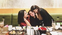 Makan di Restoran Jepang, Jenita seru-seruan bersama Wika Salim dan sahabatnya yang lain. Foto: Instagram @jenitajanet
