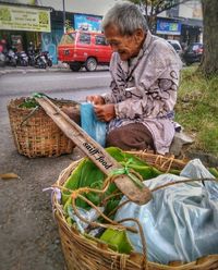 Penuh Senyum, Kakek 80 Tahun Ini Semangat Jualan Tape Ketan