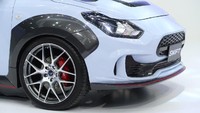  Suzuki Swift tersebut diberi nama Suzuki Swift Ekstrim Konsep. Pabrikan berlambang huruf S ini lebih berani dari sisi eksterior sehingga kesan segar nan sporty pun langsung tergambar. Foto: Carscoops
