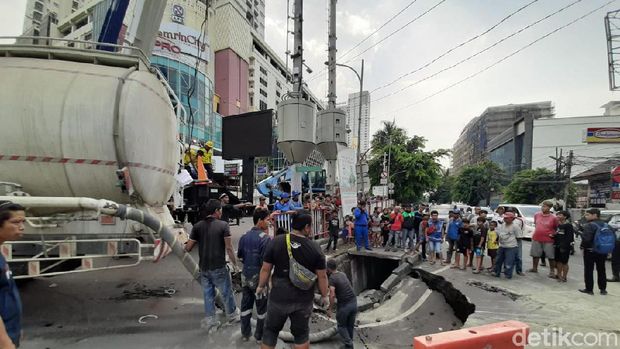 Truk Tangki Jeblos di Depan Thamrin City Berhasil Dievakuasi Setelah 4 Jam
