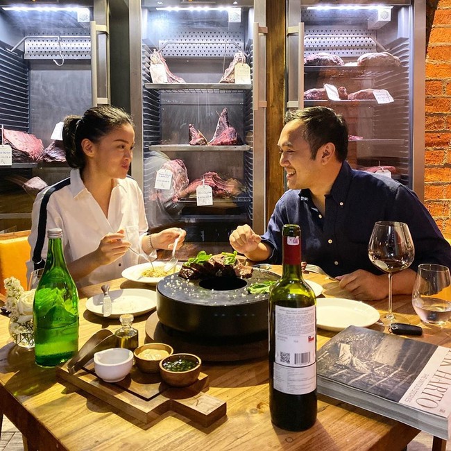 Baik Adri Martowardojo dan Elsa Tadjudin, keduanya pun terlihat manis saat makan malam bersama.Foto: Instagram