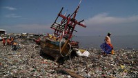 Bagaimana menurut Anda soal tumpukan sampah dari warga yang memenuhi Pantai Cilincing.