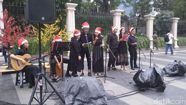 Saat Alunan Lagu-lagu Natal Mengiringi Pejalan Kaki di Trotoar Jakarta