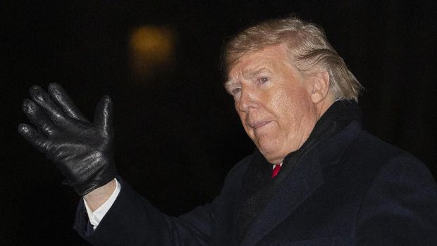 Trump sempat melambaikan tangan ke wartawan usai kembali ke Gedung Putih pada Kamis (19/12) dini hari, namun menolak meladeni pertanyaan wartawan