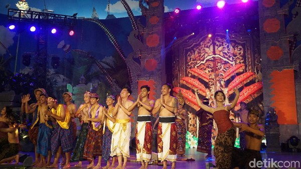Traveler dijamin akan terpukau dengan kepiawaian para penampil dalam pertunjukan ini. Show ini dilengkapi narasi bahasa Inggris agar para turis yang nonton bisa turut menikmati (Wahyu Setyo/detikcom)