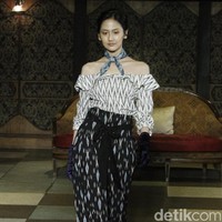 Fashion show Ikat Indonesia by Didiet Maulana bertajuk TerIkat Romansa di Sofia at Gunawarman, Jakarta Selatan, Rabu [18/12/2019]. Foto: Mohammad Abduh/Wolipop