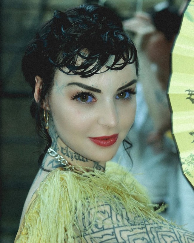 Grace Neutral adalah seniman tato asal Inggris yang dikenal sebagai presenter dan model. Ia punya spesialisasi hand-poke tato yang tidak memakai mesin. Grace pun punya penampilan mencolok karena punya banyak tato dan memodifikasi tubuh, seperti membelah lidah dan melancipkan telinga. Foto: Instagram