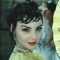 Grace Neutral adalah seniman tato asal Inggris yang dikenal sebagai presenter dan model. Ia punya spesialisasi hand-poke tato yang tidak memakai mesin. Grace pun punya penampilan mencolok karena punya banyak tato dan memodifikasi tubuh, seperti membelah lidah dan melancipkan telinga. Foto: Instagram