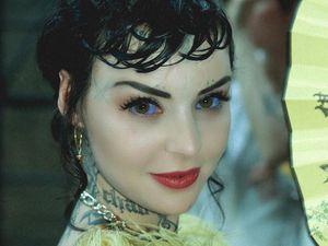 Dijuluki Alien Princess, Wanita Ini Berbola Mata Ungu dan Berkuping Lancip
