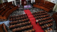 Pekerja membersihkan kursi-kursi untuk jemaat.