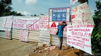 Warga terdampak merasa diperlakukan tidak adil terkait harga ganti rugi tanah yang dirasa terlalu murah. Aksi digelar di Desa Guntur, Kecamatan Bener, dengan menutup jalan utama desa, Kamis (19/12/2019).