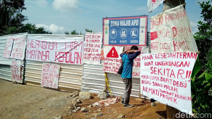 Ribuan warga terdampak pembangunan Bendungan Bener memblokir akses jalan di daerahnya. Hal itu dilakukan untuk menuntut ganti rugi yang layak atas tanah mereka.