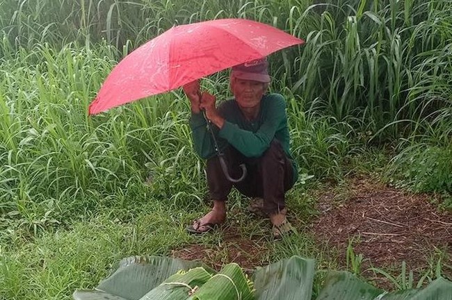 Hujan Deras, 5 Orang Ini Tetap Semangat Jualan dan Antar Makanan Demi Nafkah