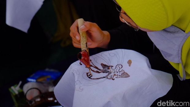 Peringati Hari Ibu, 500 Perempuan Karawang Membatik Massal