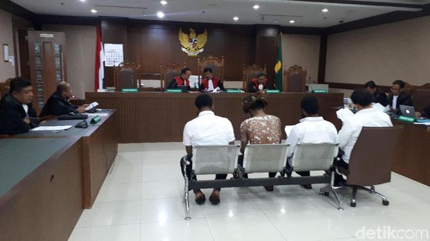 Pengibar Bintang Kejora Suryanta Dkk Didakwa Makar