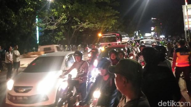 Mobil yang Dirusak Massa di Makassar Tabrak Sejumlah Pemotor