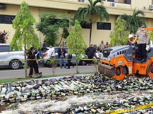 Gandeng Ulama, Polda Banten Musnahkan 33.168 Botol Miras