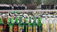 Botol minuman keras tersebut dikumpulkan dari berbagai lokasi sebelum akhirnya dimusnahkan dengan buldozer.