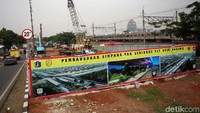 Pekerja sedang mengerjakan pembangunan Flyover Cakung, Kamis (19/12/2019).