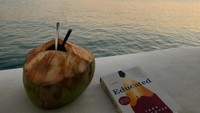 Sangat menyukai buku, ini potret buku Maudy Ayunda yang akan ia baca sambil menikmati indahnya pemandangan dan segarnya kelapa muda. Foto: Instagram @maudyayunda