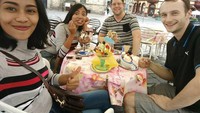 Menikmati dessert paling enak ramai-ramai. Seperti ketika Ina, Paul, dan rekan mereka saat berkunjung ke Skatstadt Altenburg. Foto: Instagram kellertrisna