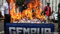 Bea Cukai Jakarta memusnahkan rokok dan minuman keras (miras) ilegal di halaman Kantor Bea Cukai, Jakarta, Kamis (19/12/2019).