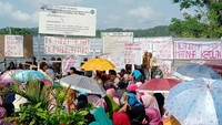 Ribuan warga dari 7 desa terdampak pembangunan Bendung Bener di Purworejo melakukan aksi memblokir akses jalan di daerahnya.