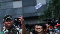 Pangdam Jaya Mayjen TNI Eko Margiyono tampak melemparkan botol berisi miras ke lokasi pemusnahan.