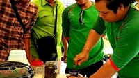 Saat manggung di Lampung, Zul Zivilia diperkenalkan dengan kopi khas Lampung. Bahkan ia juga melihat proses penyeduhan kopi dan Zul tampak begitu antusias. Foto: Instagram @zulzivilia18