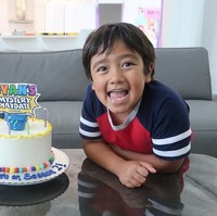 Nomor sepuluh, ada Ryan Kaji, YouTuber cilik berusia 12 tahun. Kekayaannya mencapai £78 juta atau Rp 1,5 triliun. Foto: Instagram @ryansworld