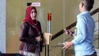 Shobibah yang mengenakan pakaian berwarna merah itu akan diperiksa sebagai saksi untuk tersangka Miftahul Ulum. Shobibah juga pernah diperiksa KPK pada Kamis 24 Oktober 2019. Dalam pemeriksaan itu, Shobibah dicecar soal interaksi antara Imam dengan Miftahul Ulum.