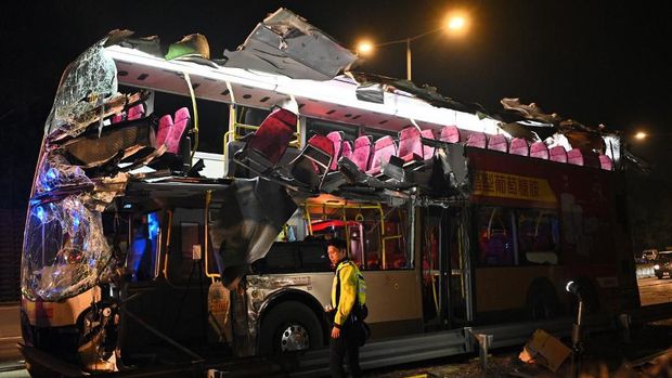 Beberapa kursi bus yang ada di tingkat atas terlepas dan menggantung
