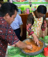 Serunya Presiden Jokowi Makan Seafood dengan Sambal Enak Buatan Gubernur Kaltara