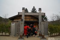 Berfoto dengan kostum Ninja (Syanti/detikcom)