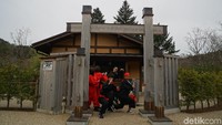 Ada ragam permainan ninja, pernak-pernik ninja, ninja trik house, aneka bermain ala ninja dan ninja show. Kamu juga bisa menyewa baju ninja di sini dengan biaya sebesar 500 Yen (sekitar Rp 76 ribuan). (Syanti/detikcom)