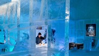 Setiap tahun, sekitar 2.500 ton es dikumpulkan dari Sungai Torne yang membeku. Pembangunan es terbaru dibuat oleh 33 seniman dari 16 negara. (Icehotel/instagram)