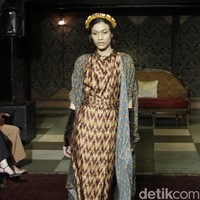 Fashion show Ikat Indonesia by Didiet Maulana bertajuk TerIkat Romansa di Sofia at Gunawarman, Jakarta Selatan, Rabu [18/12/2019]. Foto: Mohammad Abduh/Wolipop