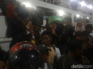 Pemudik Meningkat Jelang Natal, Kapal Ambon-Buru Selatan Sempat Miring