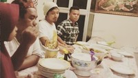 Momen kulineran Zul Zivilia tak hanya di kedai atau restoran, ia juga sering kulineran seru bersama dengan keluarga tercinta di rumah. Menu makanan disiapkan dalam porsi yang banyak untuk dimakan bersama-sama. Foto: Instagram @zulzivilia18