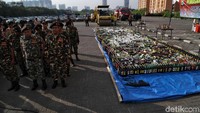 Selain menggelar apel, kegiatan tersebut juga dimanfaatkan untuk memusnahkan sejumlah botol minuman keras.