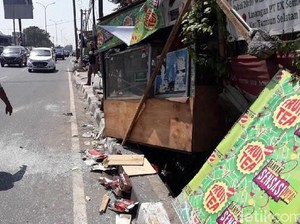 Tragis! Para Penjual Makanan Ini Tertabrak Kendaraan yang Melaju Kencang