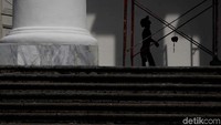 Pekerja melakukan renovasi pada bagian luar GPIB Immanuel, Gambir, Jakarta Pusat, Kamis (19/12).
