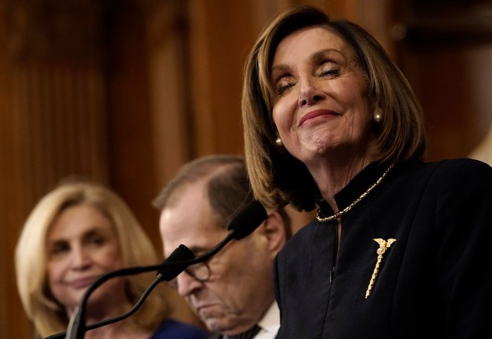 Bros emas yang dipakai Ketua DPR AS Nancy Pelosi jadi sorotan saat hari pemakzulan Presiden Donald Trump. (Foto: Win McNamee/Getty Images) Bros emas yang dipakai Ketua DPR AS Nancy Pelosi jadi sorotan saat hari pemakzulan Presiden Donald Trump. (Foto: Win McNamee/Getty Images)