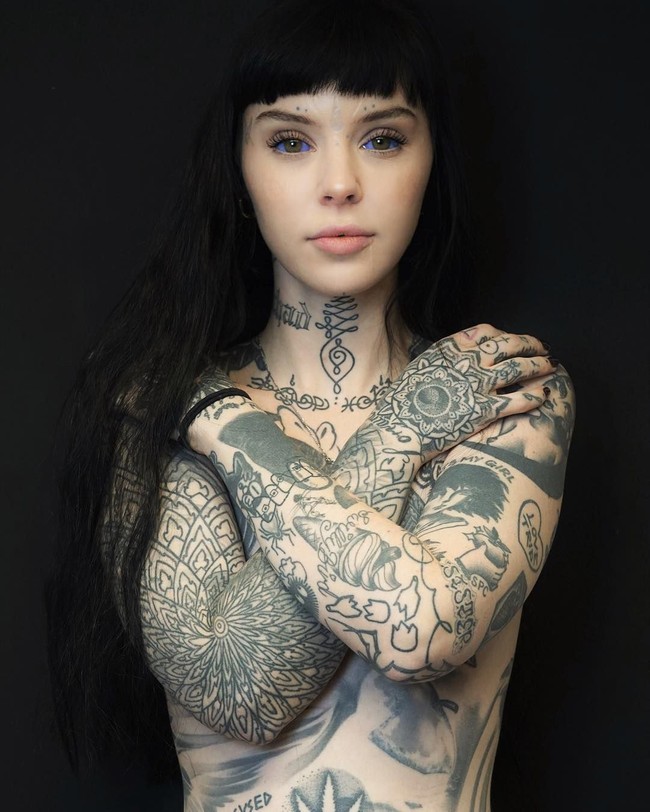 Dalam sebuah wawancara, Grace mengaku hal tersebut dilakukan untuk menampilkan refleksi jiwa karena masa kecil yang kesepian. Aku merasa tersisih untuk waktu yang lama ketika kecil hingga baru sekarang aku merasa seperti diriku sendiri. Itu mengerikan iya tapi aku tahu aku akan lebih tidak senang jika terlihat seperti dulu, katanya dilansir Oddity Central. Foto: Instagram