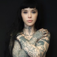 Dalam sebuah wawancara, Grace mengaku hal tersebut dilakukan untuk menampilkan refleksi jiwa karena masa kecil yang kesepian. Aku merasa tersisih untuk waktu yang lama ketika kecil hingga baru sekarang aku merasa seperti diriku sendiri. Itu mengerikan iya tapi aku tahu aku akan lebih tidak senang jika terlihat seperti dulu, katanya dilansir Oddity Central. Foto: Instagram