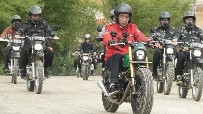Presiden Joko Widodo (Jokowi) meninjau progres pembangunan jalan akses perbatasan Kalimantan Utara, tepatnya di Kecamatan Krayan, Kabupaten Nunukan hari ini, Kamis (19/12/2019).